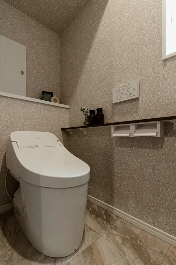 アクセントクロスが映える上質なトイレ空間