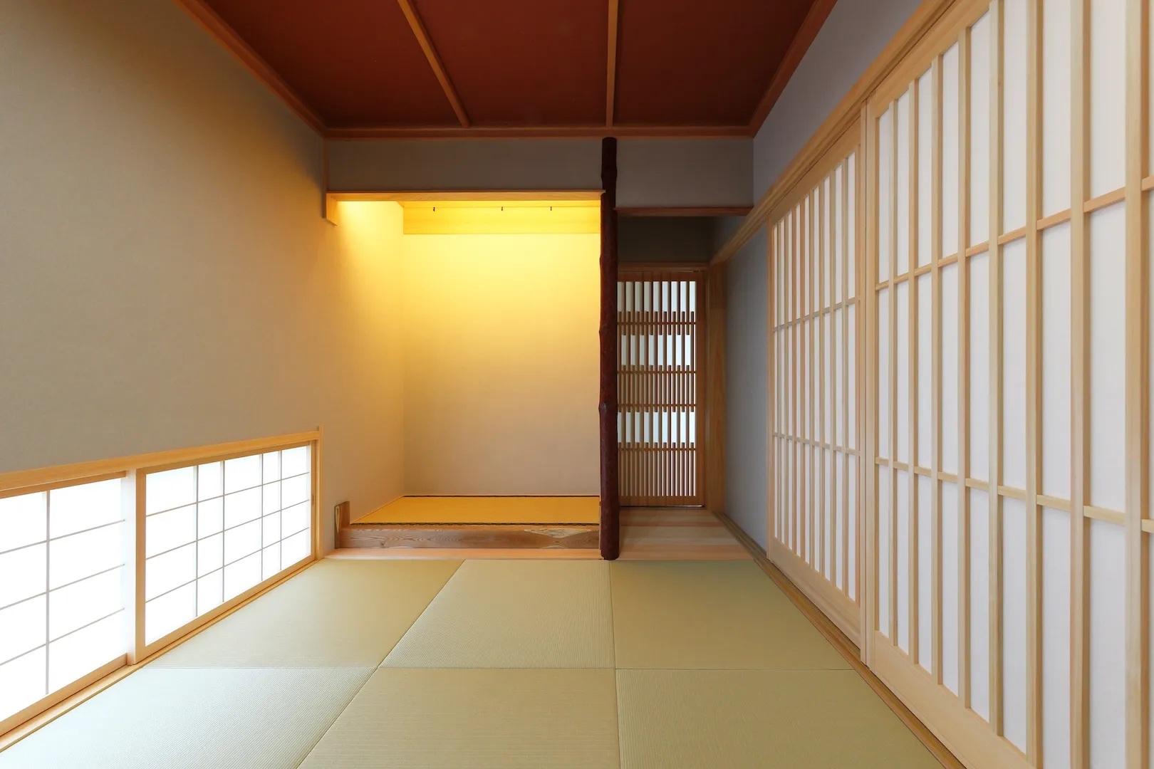 伝統的な和室の床の間と障子が美しい、落ち着いた雰囲気の和モダン空間。