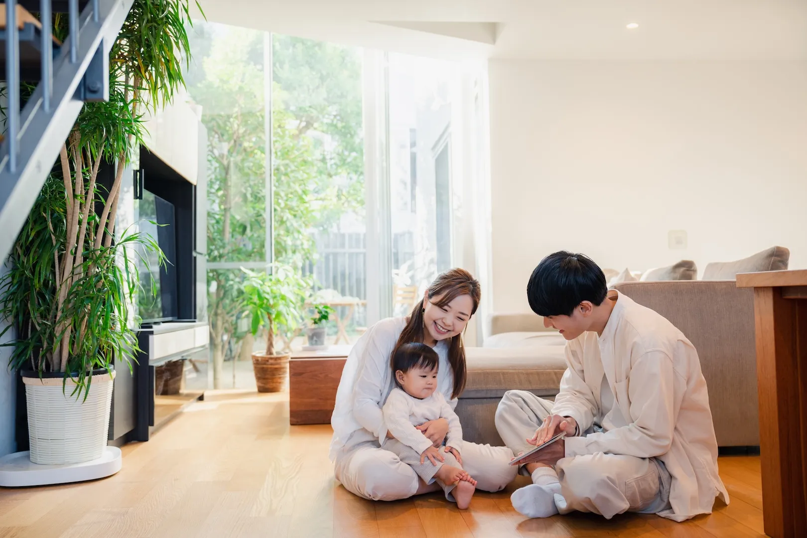 自然光あふれるリビングで過ごす、家族の穏やかなひととき 自然光あふれるリビングで過ごす、家族の穏やかなひととき