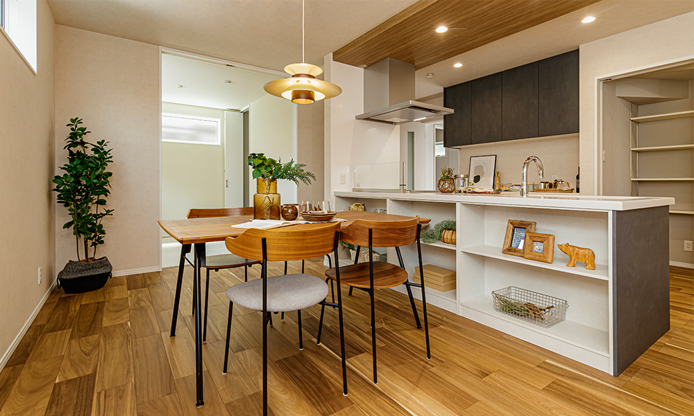 ＜ラスティックフェイス＞木の温もりが広がるナチュラルテイストのダイニングキッチン