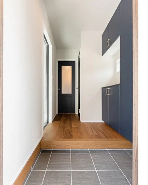 ネイビーカラーが映える、すっきり玄関収納