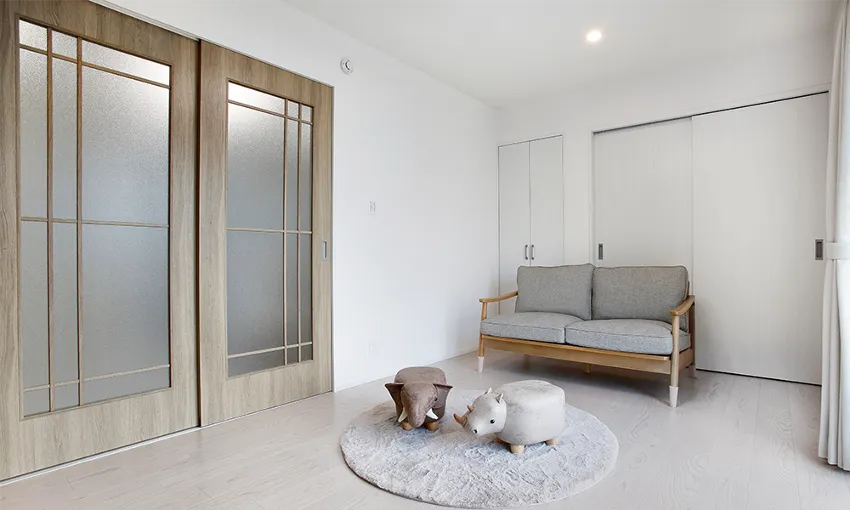 木目の引き戸と白い壁に囲まれた明るい室内