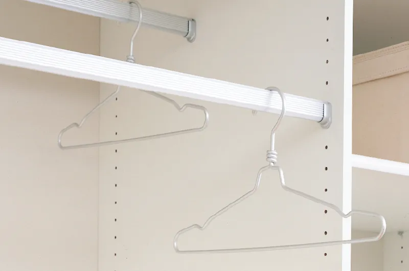 高さと奥行きを活かしたハンガーパイプで効率収納