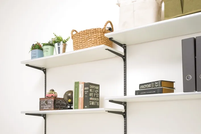 一面レール棚 SE基本セット可動棚を使った壁面収納で本や雑貨を整理できる収納スペース