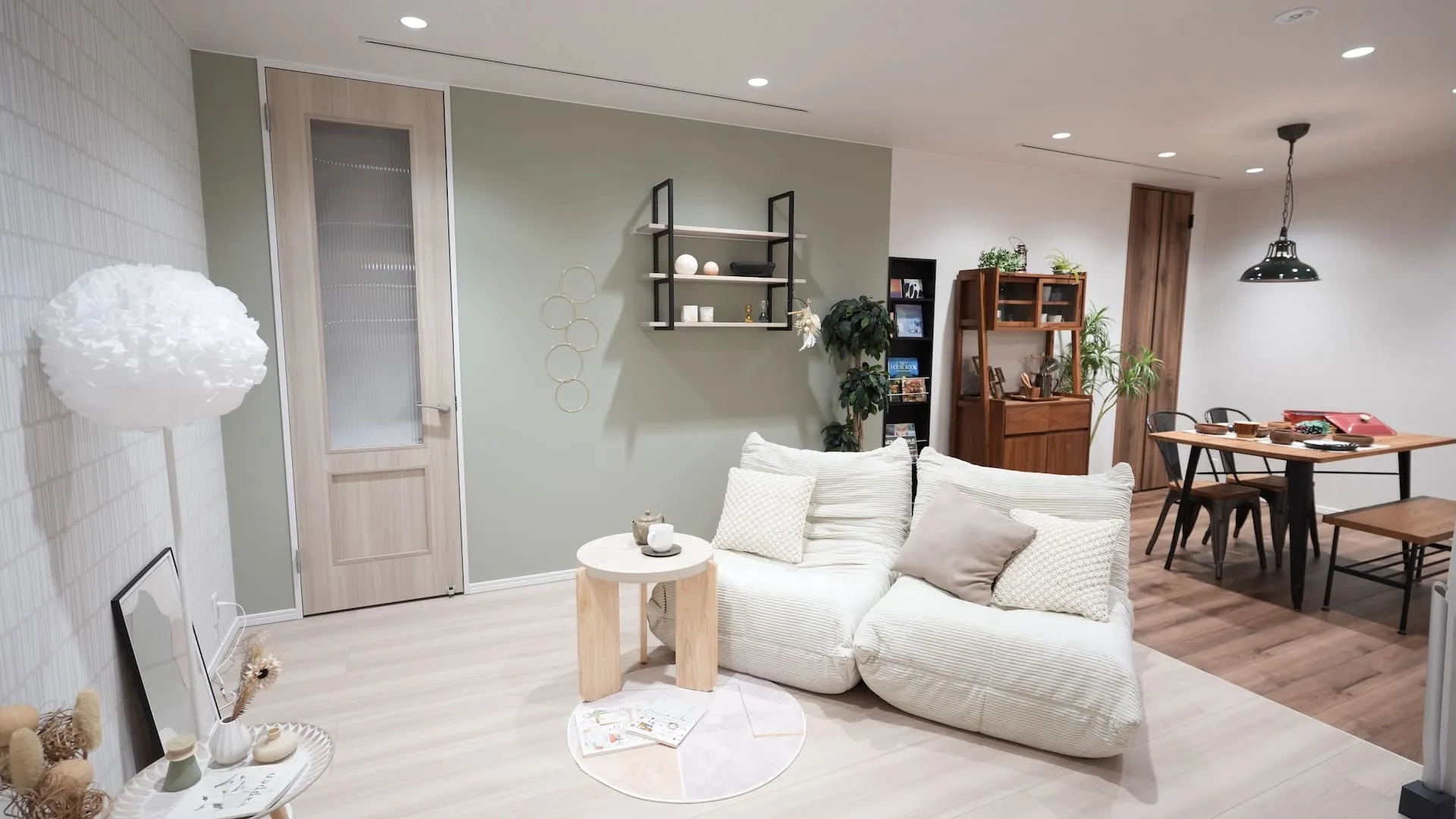 NODAのドアと内装建材で統一したナチュラルモダンなリビング空間