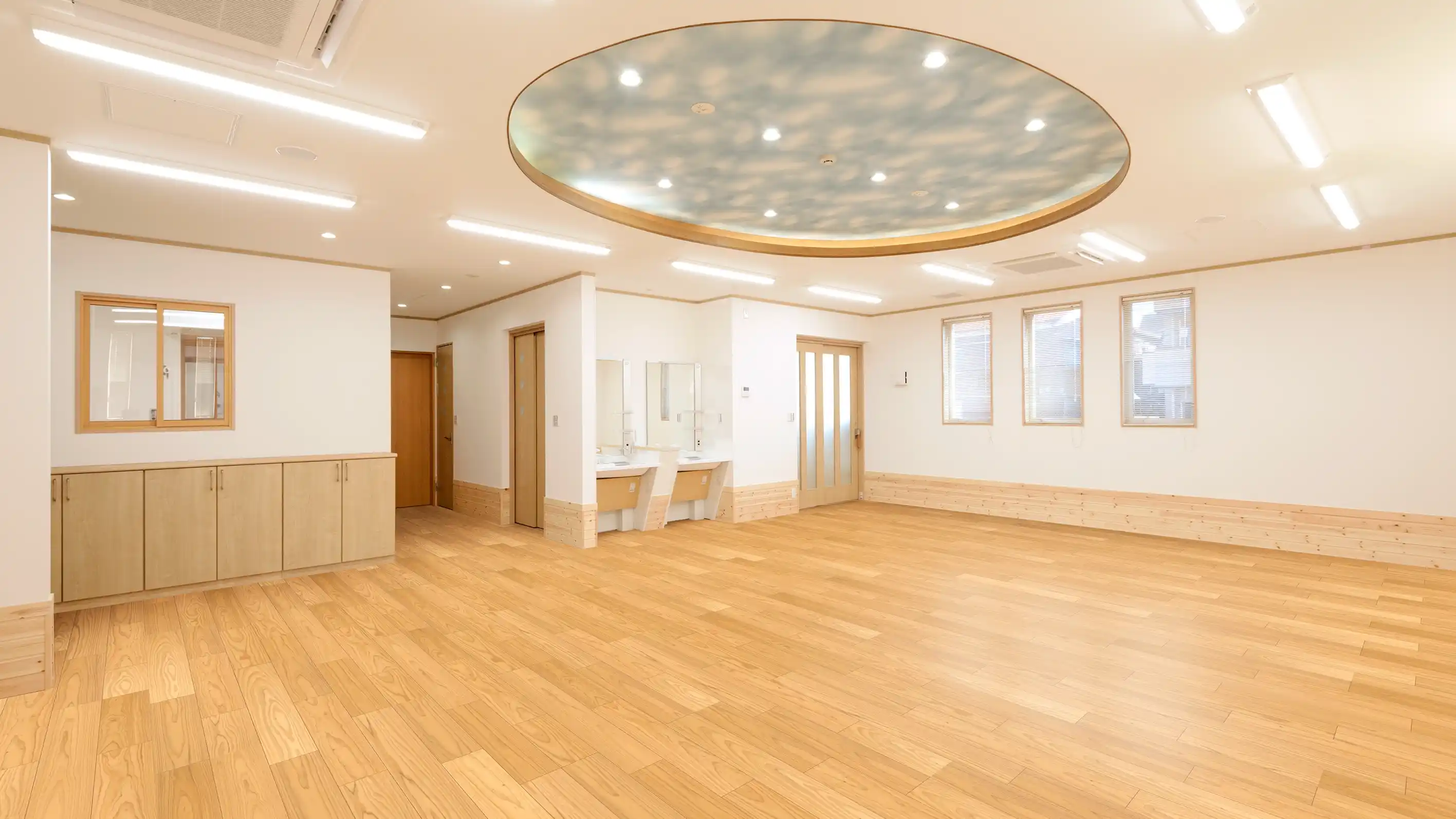 保育施設に採用されたヒノキフロア｜上履き用の安全性と温もりを備えた木質床材