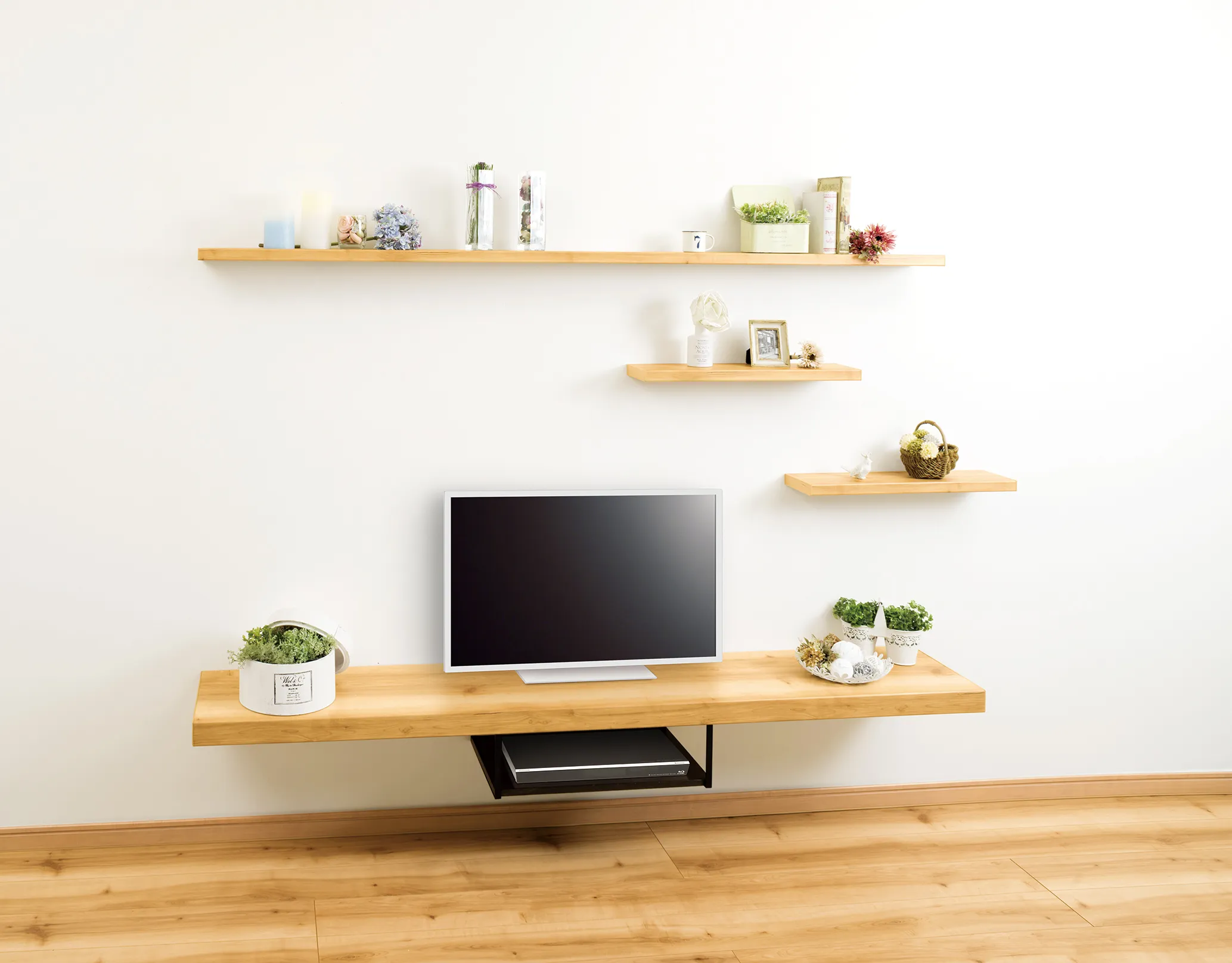 飾り棚とテレビボードを組み合わせたシンプルなリビング収納